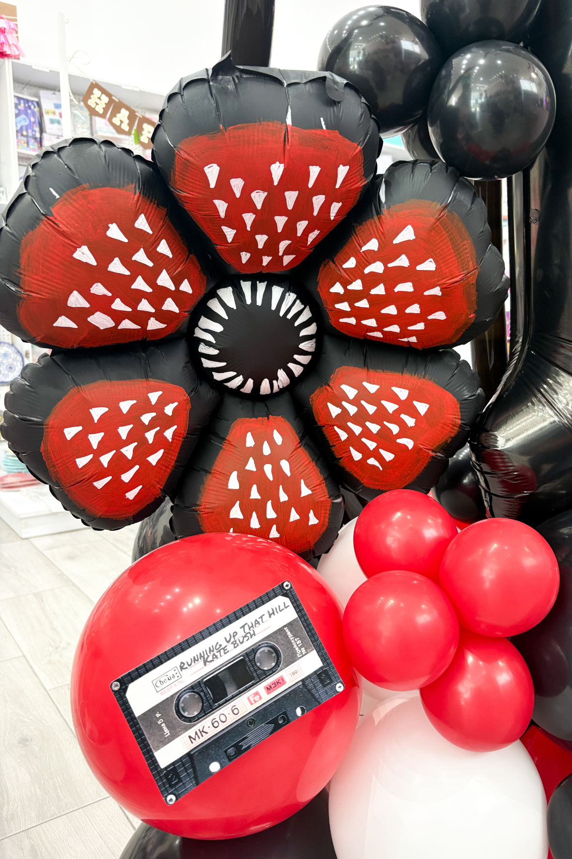 BOUQUET GLOBOS STRANGER THINGS